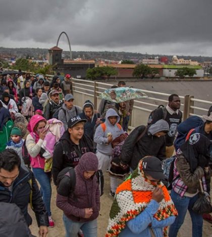 Caravana de 78 migrantes cruza a EU en busca de asilo