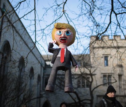 Cierran escuela después de que reventaran piñata de Trump