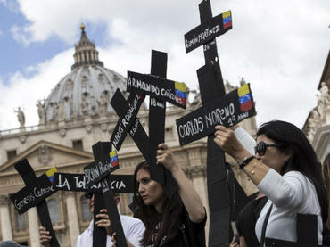 Venezolanos protestan contra Maduro durante bendición del Papa
