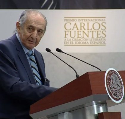 Eduardo Lizalde recibe el Premio Internacional Carlos Fuentes