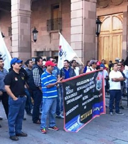Protestan maestros, burócratas y telefonistas en el Día del Trabajo