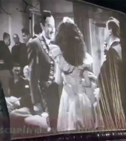 Disfrutan de Pedro Infante con cine al aire libre en Garibaldi