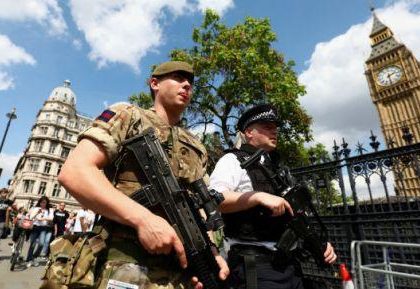 Disminuye Gran Bretaña alerta terrorista de crítica a severa