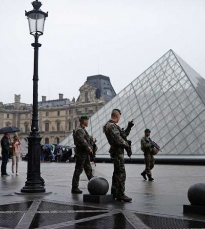 Policía evacúa explanada del Louvre previo a elecciones en Francia