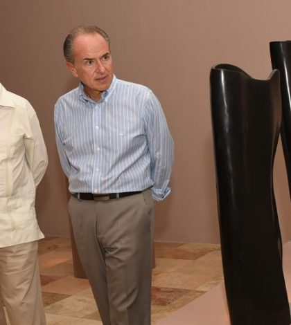 JM Carreras visita la exposición “Hilvanando el tiempo” de Marina Lascaris