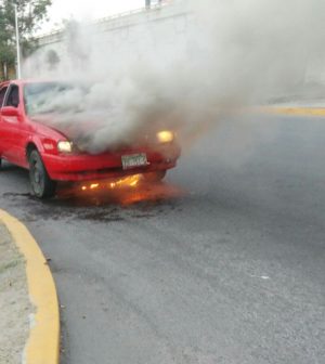 Se incendia auto en la Salvador Nava; no hay lesionados