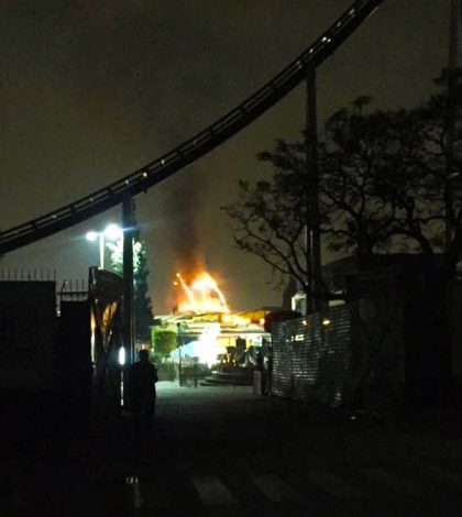 Se incendia negocio dentro de la Feria de Chapultepec