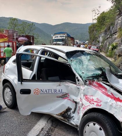 Doble accidente bloquea carretera a Rioverde