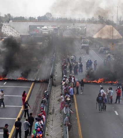Presuntos «huachicoleros» bloquean autopista Puebla-Orizaba tras operativo