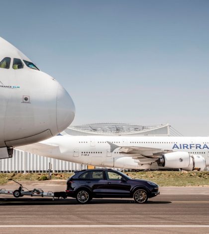 ¿Creerías que un Porsche puede remolcar un Airbus 380?…rompen récord Guinness