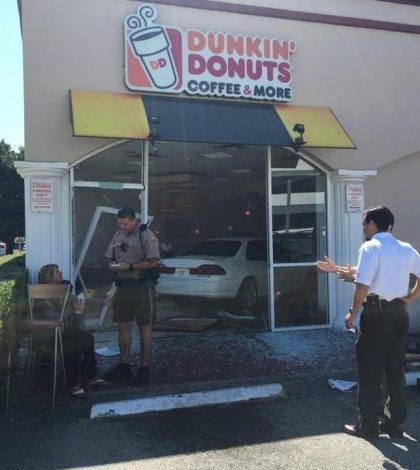 Seis heridos luego que auto se estrelló contra un Dunkin’ Donuts en Miami