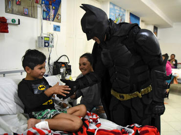 Batman argentino visita hospital sin revelar su identidad