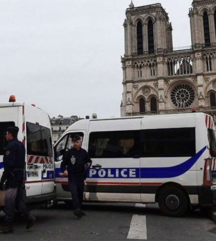 Alerta en París: policía dispara a sospechoso en Notre Dame