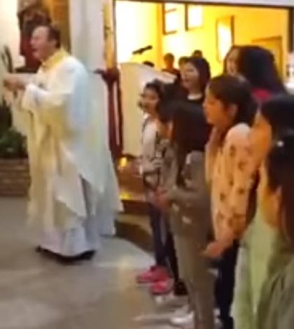 Cura argentino canta y baila ‘Despacito’ durante misa y esto sucede