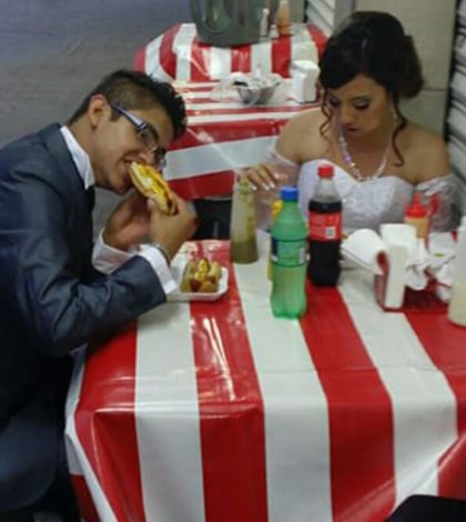 Antes de la fiesta, novios se escapan para comer ‘hot dogs’