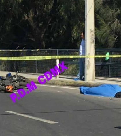 Fallece motociclista al chocar contra un poste en Periférico