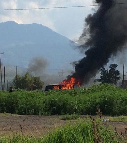 Normalistas incendian camiones y se enfrentan con policías en Morelia