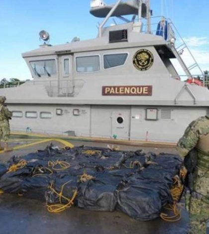 Incautan ‘ladrillos’ de cocaína que flotaban en puerto de Chiapas