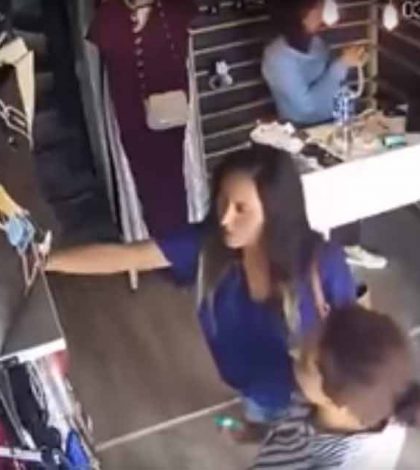 Video: Mujeres ‘se pasan de listas’, roban bolso de tienda en Neza