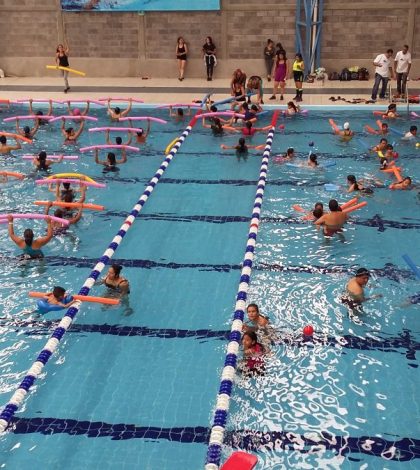 Llevan a cabo super clase de aquaerobics  en la laberca olímpica del montecillo