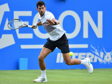 Djokovic vence a Young y avanza en Eastbourne