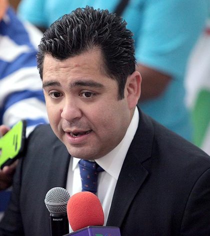 Tras escándalo de moches y extorsiones,  renuncia Enrique Flores Flores al PAN