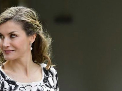 Reina Letizia de España causa polémica por usar costosa blusa en evento por la pobreza