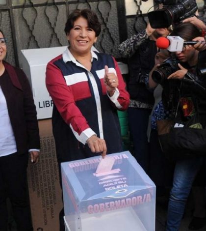 Delfina Gómez emite su voto en Texcoco