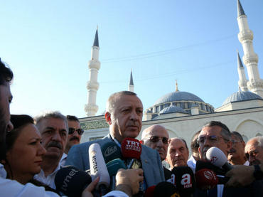 Erdogan sufre un desmayo en una mezquita de Estambul