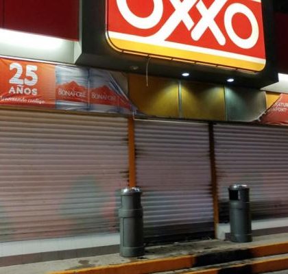 Civiles armados incendian tiendas de conveniencia en Apatzingán
