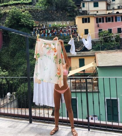 Captan a Emily Ratajkowski tendiendo ropa semidesnuda