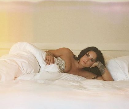 Demi Lovato muestra senos en atrevida foto en la cama