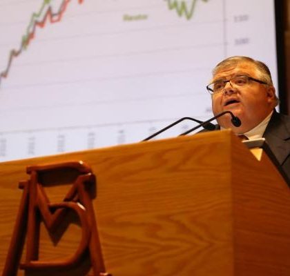Inflación podría repuntar en próximos meses; bajaría a 3% en 2018: Carstens