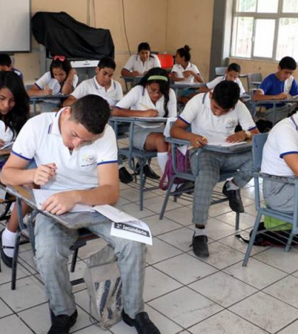 Padres de familia exigen al Gobierno salones de clases para secundaria