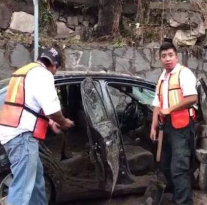 Bajo el lodo, 150 casas y autos en Echegaray