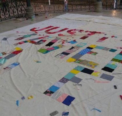 Activistas bordan manta gigante en honor a Javier Valdez