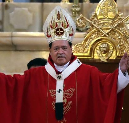 El Cardenal Norberto Rivera felicita a los padres en su día