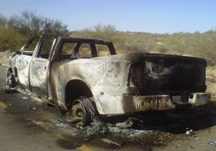 Camioneta fue parcialmente consumida por el fuego