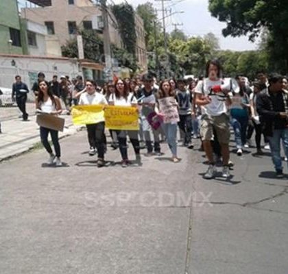 Alumnos de Prepa 6 marchan y exigen que se esclarezca muerte de joven en la UNAM