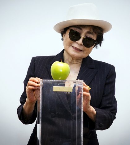 Yoko Ono invita a mujeres latinas a compartir historias de violencia