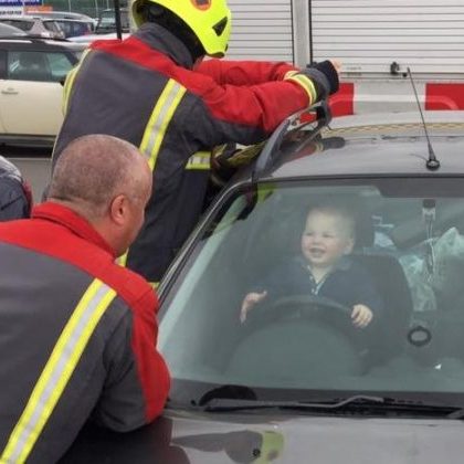 Bebé luce feliz luego de quedarse atrapado en un coche