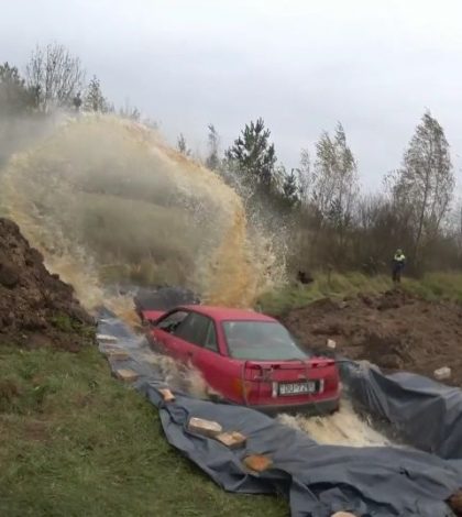 Anciano mete su auto en Coca-Cola para quitarle el óxido