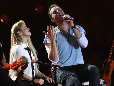 Shakira y Chris Martin cantan en español