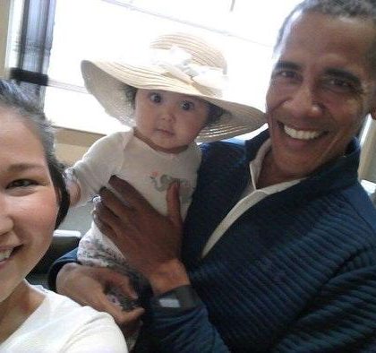 Mujer se topa con Obama y le pide que cargue a su bebé