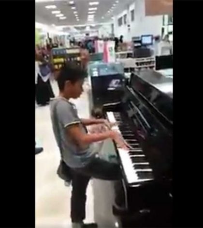 Niño toca el piano en tienda departamental y salta a la fama