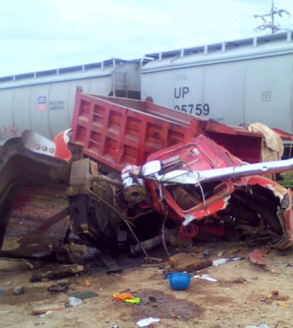 Tren destroza a camión de volteo en Hidalgo