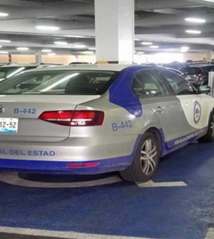 Exhiben auto de fiscalía de Puebla en lugar de discapacitados