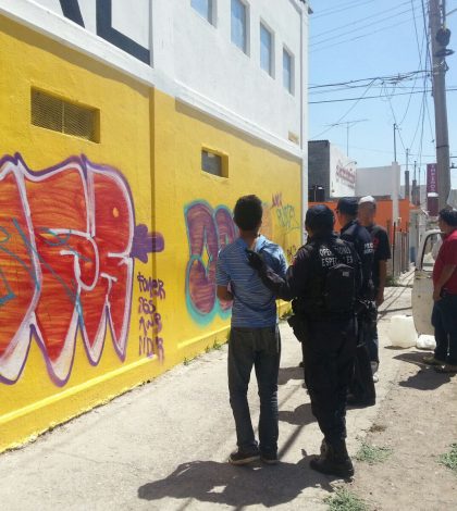 Grafiteros continúan dañando inmuebles de Soledad