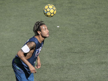 Neymar pide a Paulinho y celebra  renovación de Messi