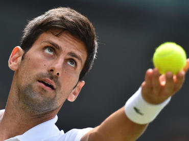 Djokovic avanza en Wimbledon por retiro de rival
